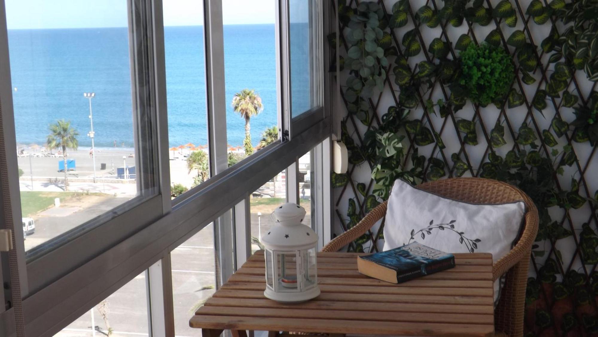 Beachfaro Junto A La Playa Torre Del Mar